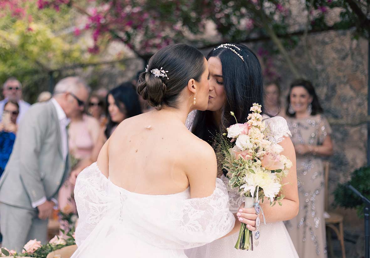 "alt"fotografo de boda lgtb en mallorca beso con amor"