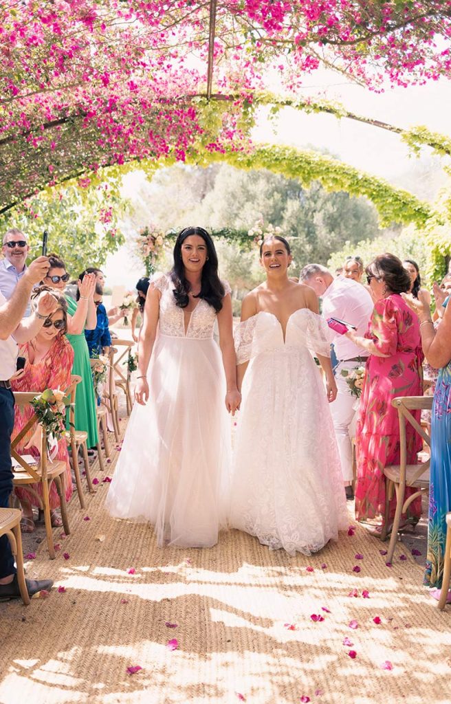 "alt"fotografo de boda lgtb en mallorca salida ceremonia 2"