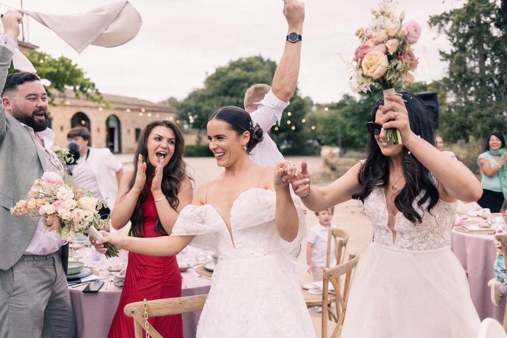 "alt"fotografo de boda lgtb en mallorca entrada banquete ramo"