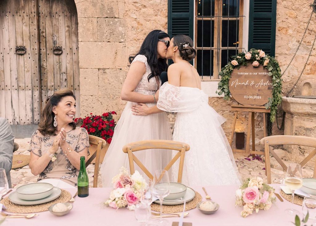 "alt"fotografo de boda lgtb en mallorca beso banquete"