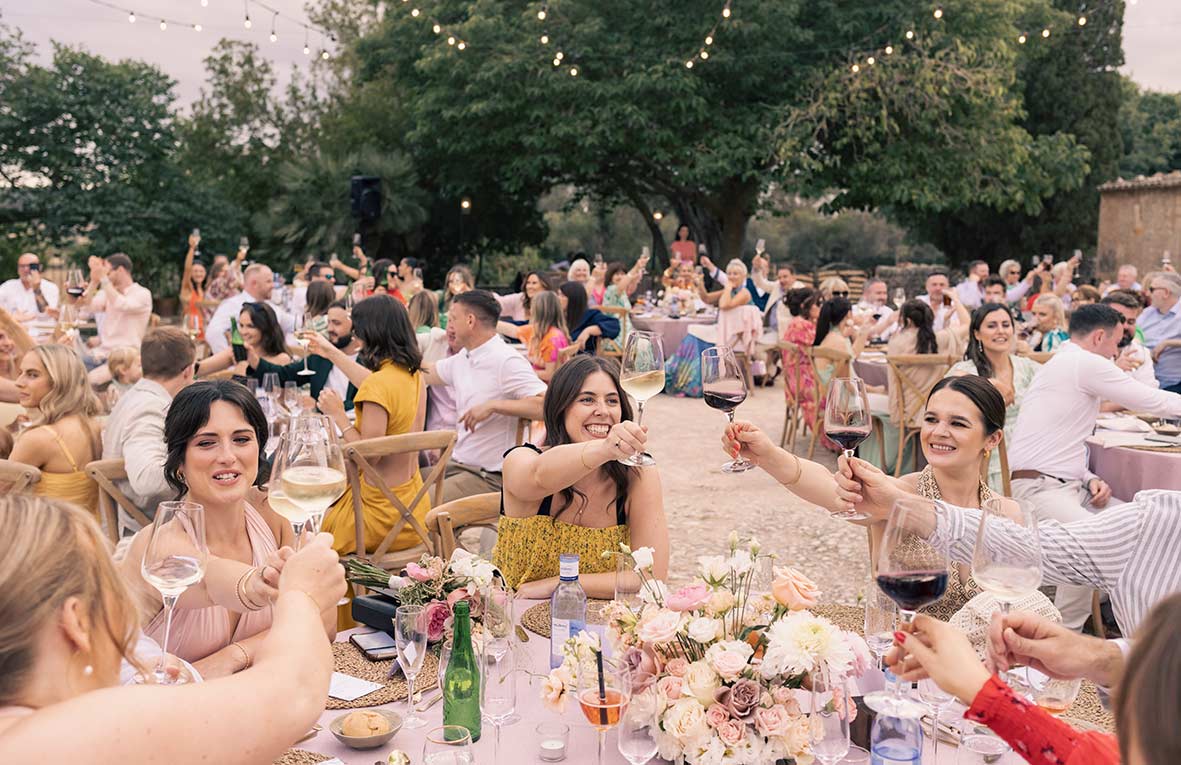 "alt"fotografo de boda lgtb en mallorca brindis banquete"