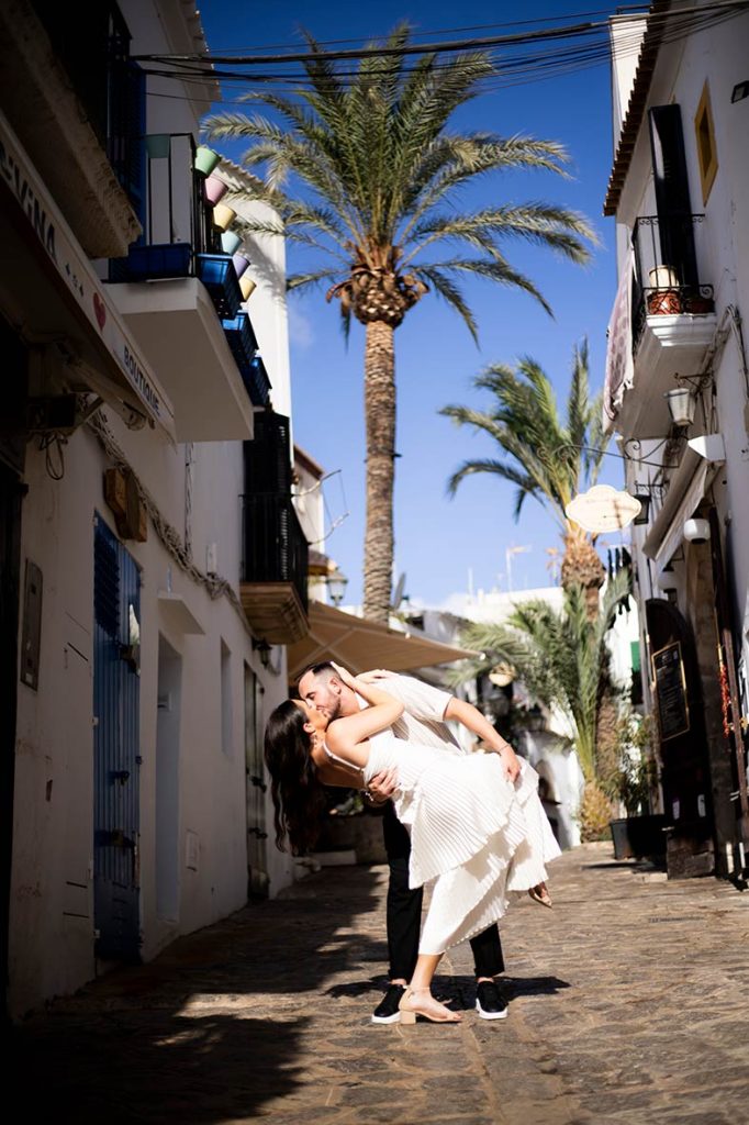 "alt"fotografo de bodas en ibiza pueblo"