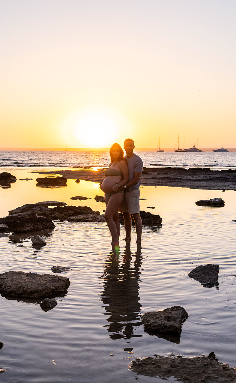 "alt"fotografía de embarazo en mallorca futuros padres"