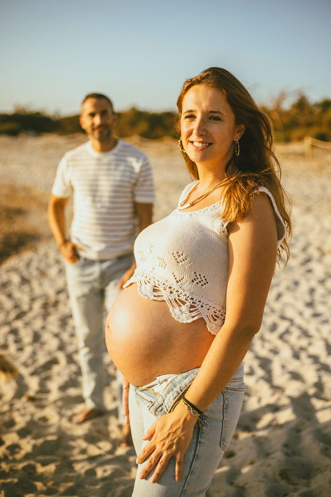 "alt"fotografía de embarazo en mallorca barriga de perfil"