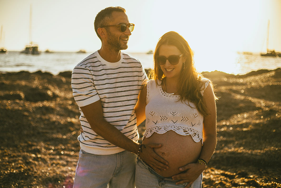 "alt"fotografia de embarazo en mallorca guapos padres"