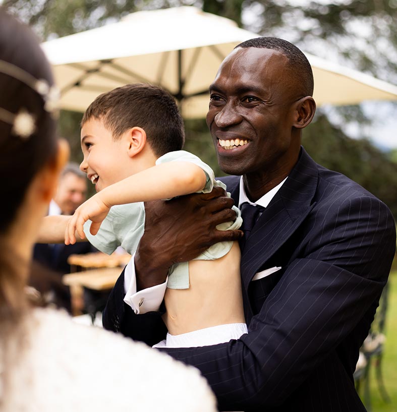 "alt"fotografo de boda en españa niño en brazos"