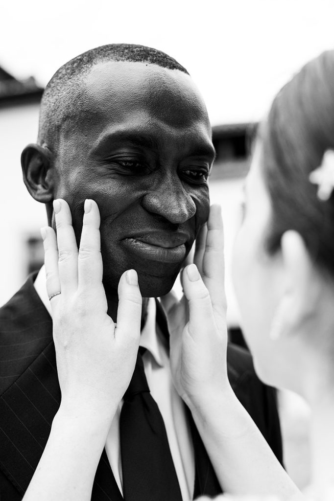 "alt"fotografo de boda en españa amando con las manos"