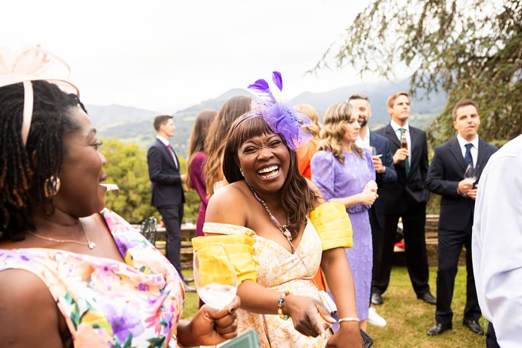 "alt"fotografo de boda en españa invitada feliz"