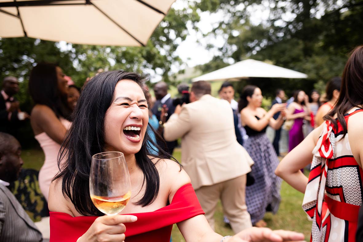 "alt"fotografo de boda en españa risas coctel"