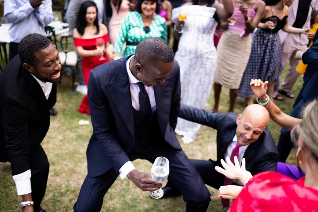 "alt"fotografo de boda en españa baile con amigos"