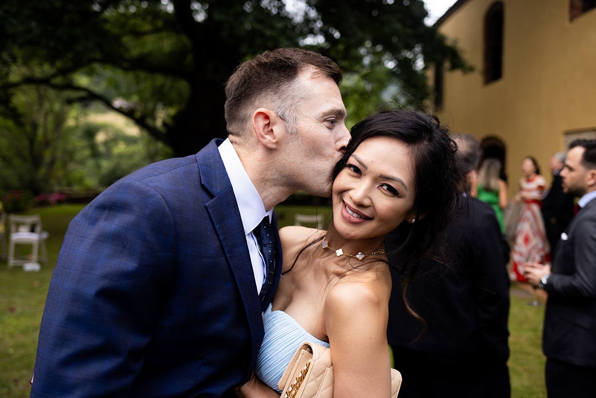 "alt"fotografo de boda en españa beso mejilla"