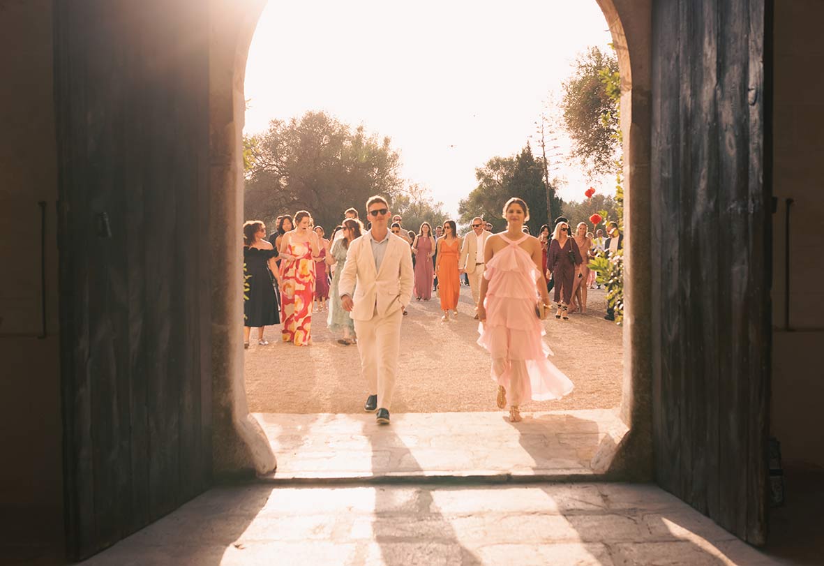 "alt"boda en finca son veri mallorca invitados entrando patio"