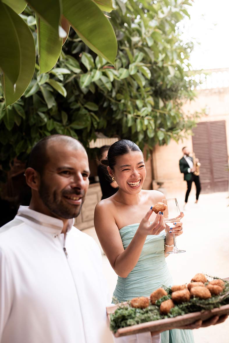 "alt"boda en finca son veri mallorca riendo invitada"