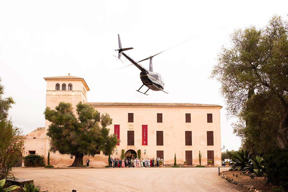 "alt"los mejores caterings para bodas en mallorca son veri helicoptero llegada"