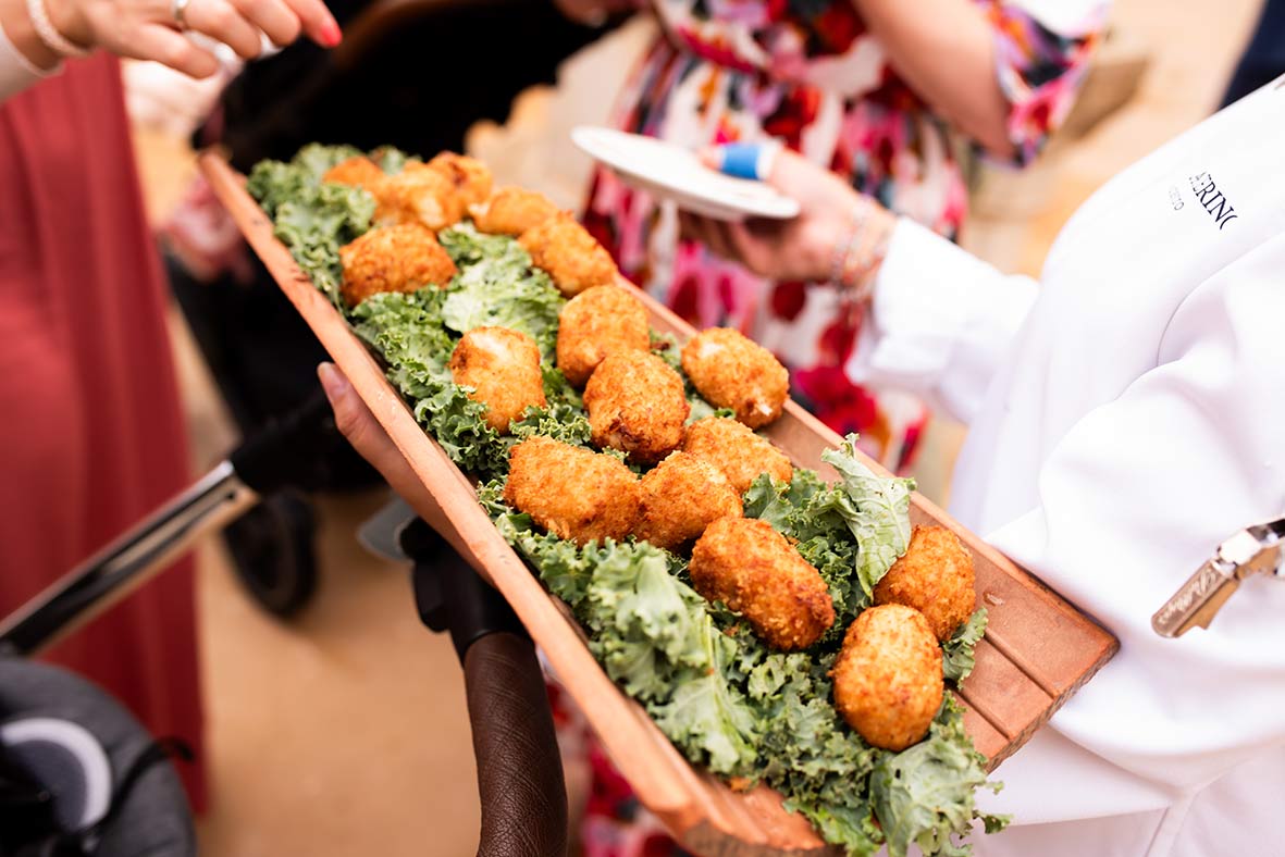 "alt"los mejores caterings para bodas en mallorca croquetas el jardin catering"