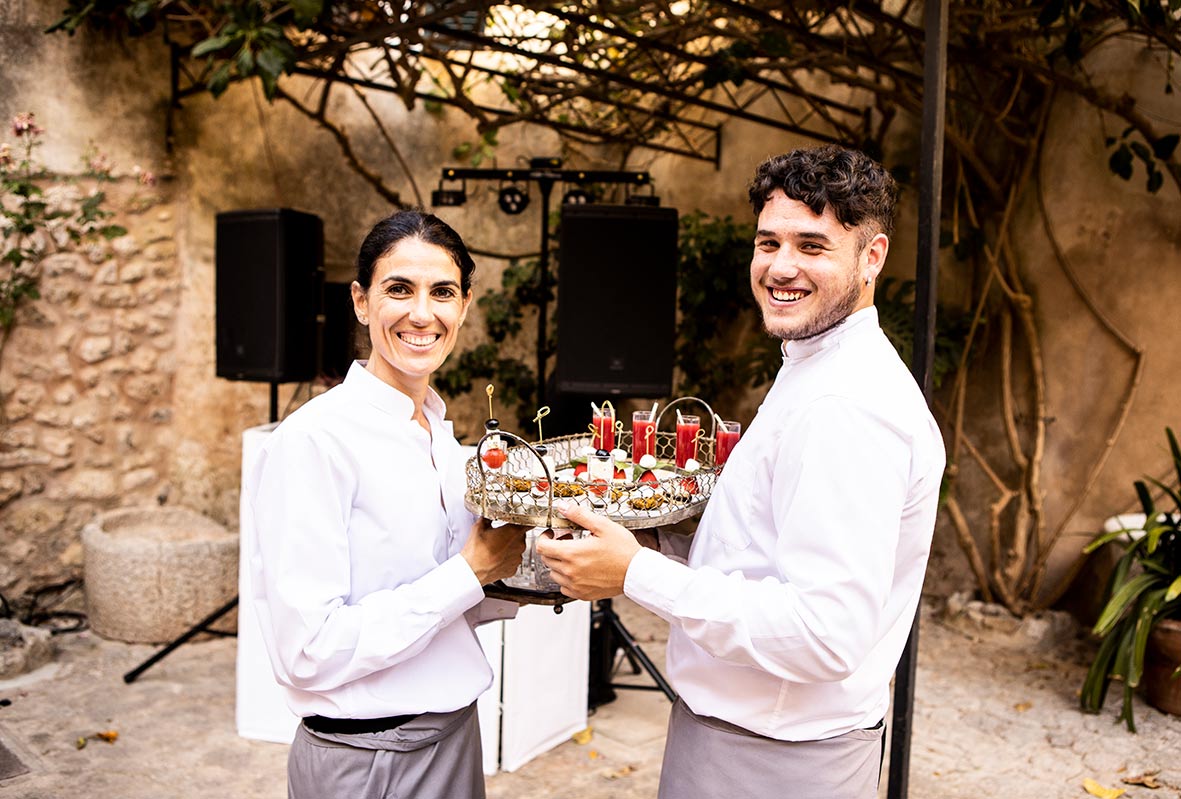 "alt"los mejores caterings para bodas en mallorca tot a punt camareros"