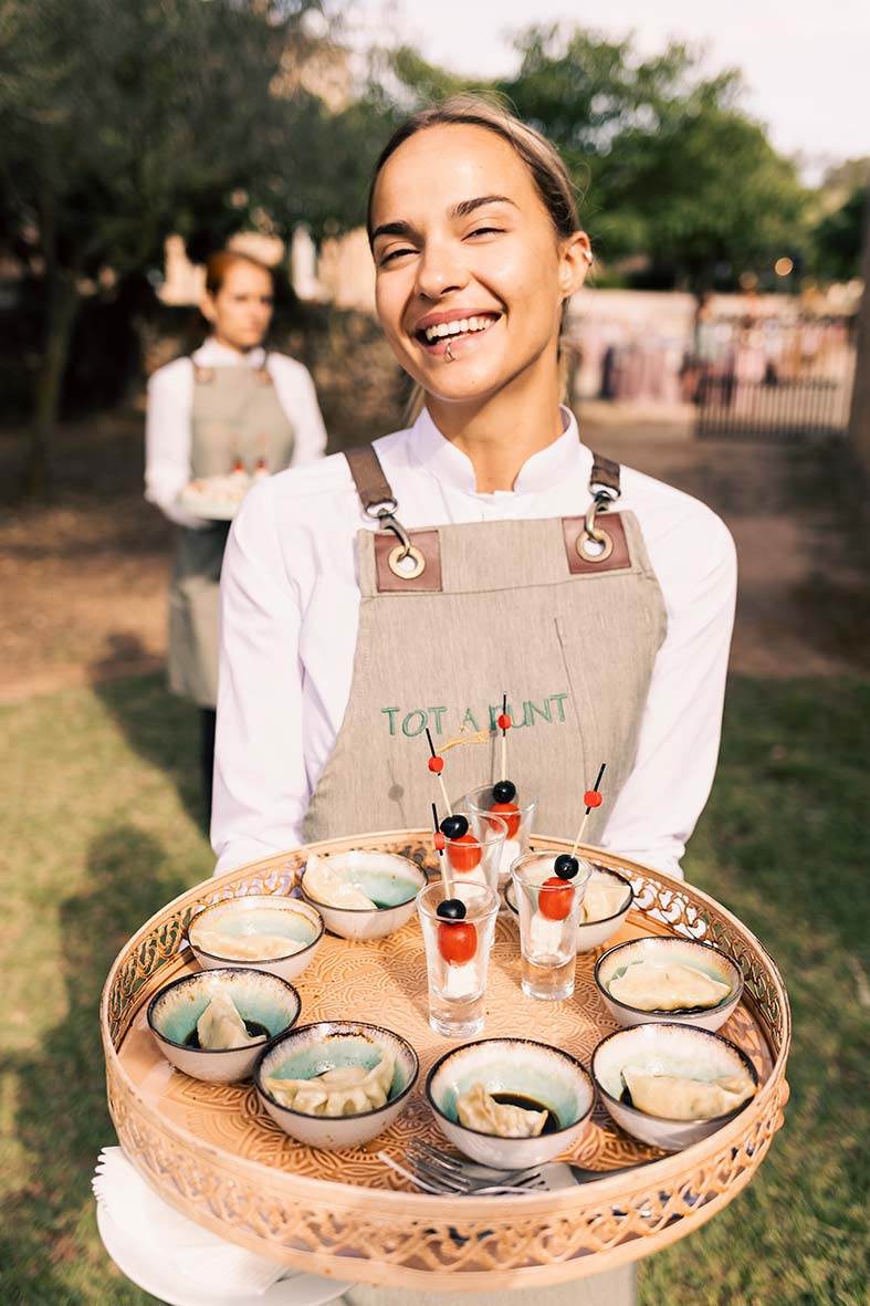 "alt"los mejores caterings para bodas en mallorca tot a punt camarera"