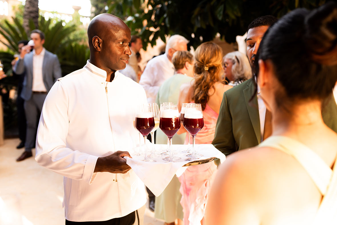 "alt"los mejores caterings para bodas en mallorca el jardin camarero"