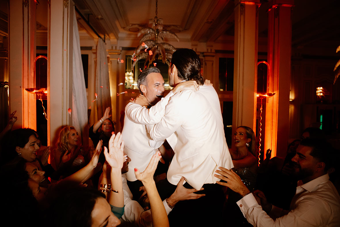 "alt"wedding photographer mallorca couple on shoulders"