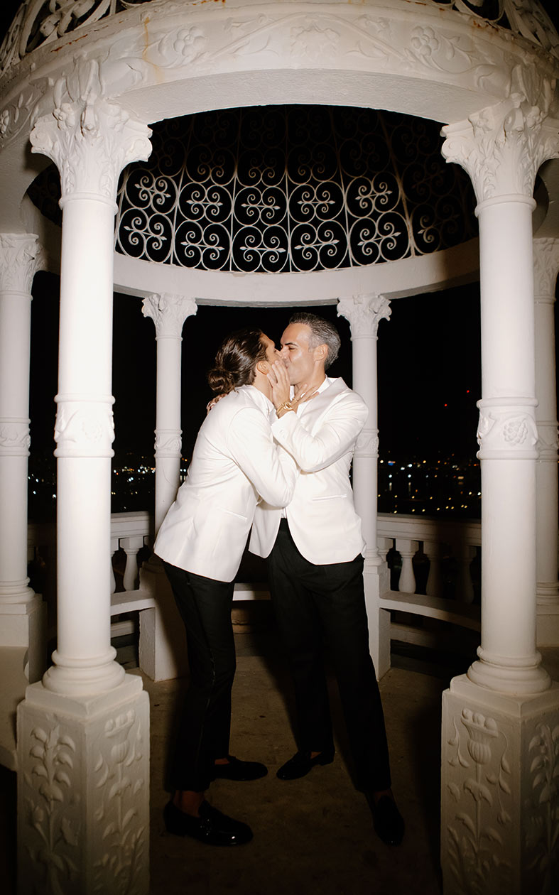 "alt"wedding photographer mallorca dome kiss"