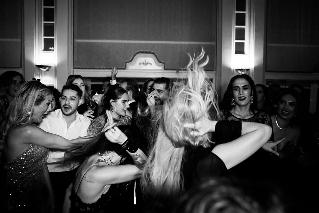 "alt"wedding photographer mallorca crazy dance bw"