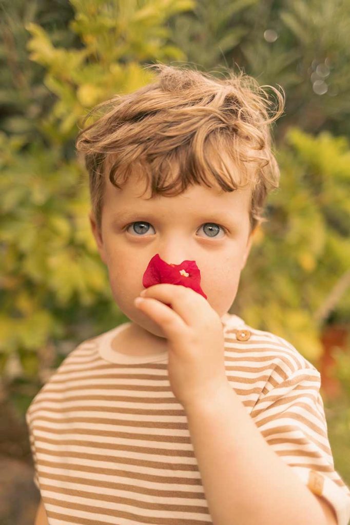 "alt"fotografo de fotos familiares en mallorca con flor"