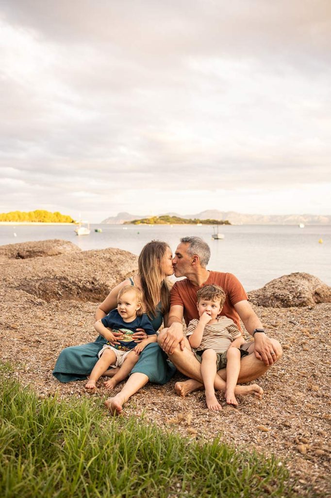 "alt"fotografo de fotos familiares en mallorca beso pareja"