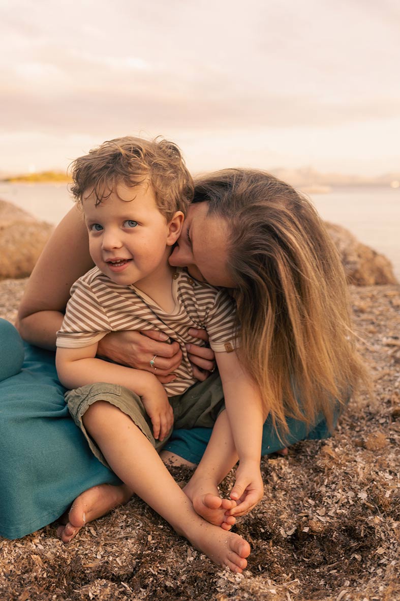 "alt"fotografo de fotos familiares en mallorca madre beso"