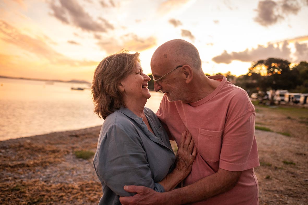 "alt"fotografo de fotos familiares en mallorca momento risas"