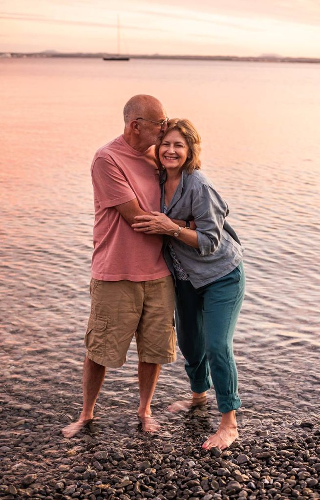 "alt"fotografo de fotos familiares en mallorca beso en la frente"