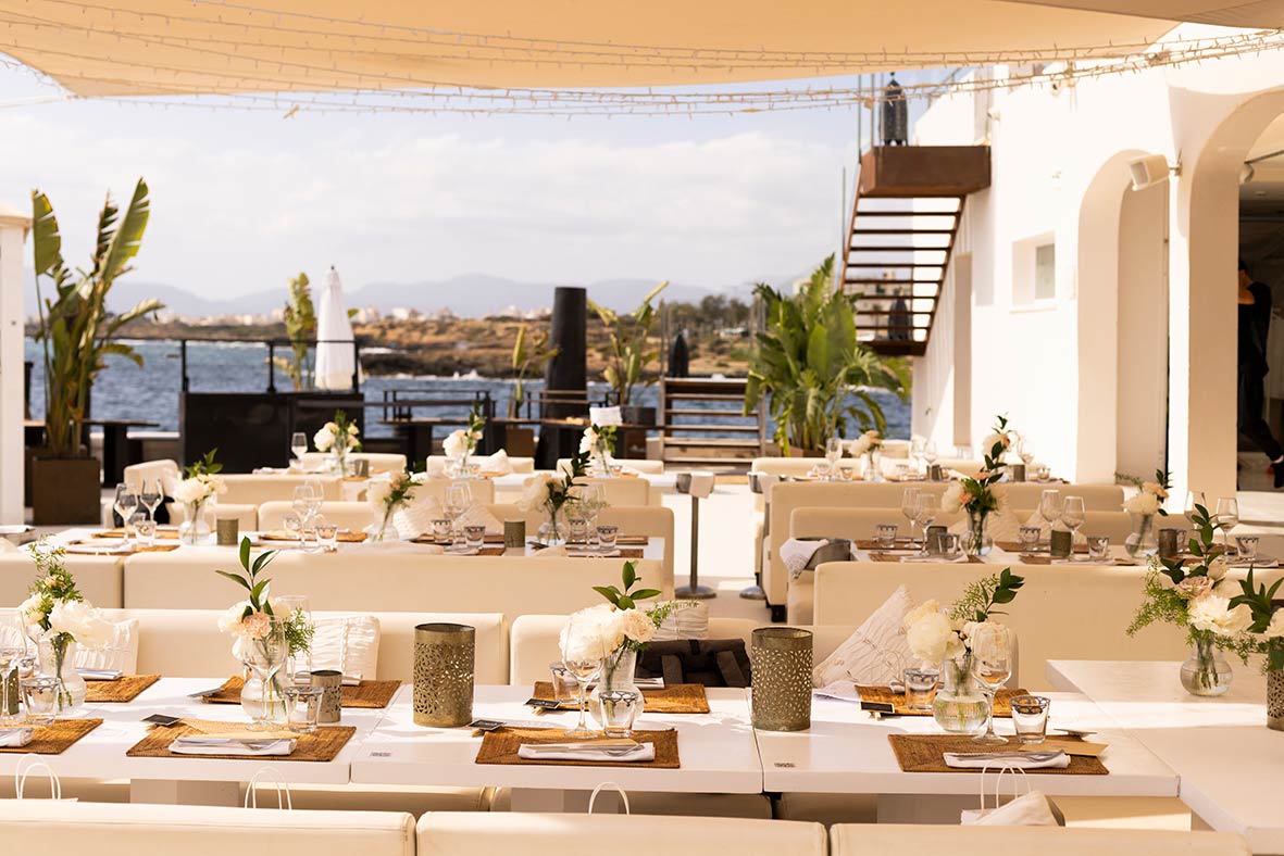 "alt"lugares para celebrar antes de la boda en mallorca puro beach mesas"